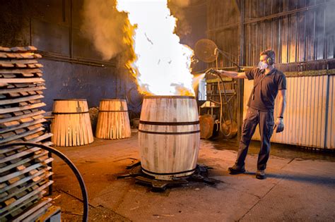 Esquema del proceso de tostado de una barrica