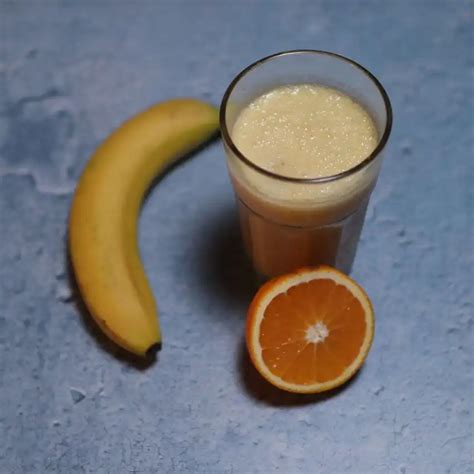 Smoothie de plátano y naranja en vasos