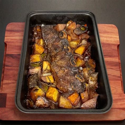 Bandeja de horno con tira de asado y papas