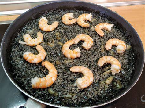 Arroz negro con sepia y gambones