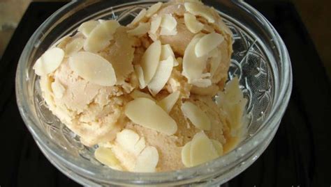 Copa helada de turrón y nata con almendras