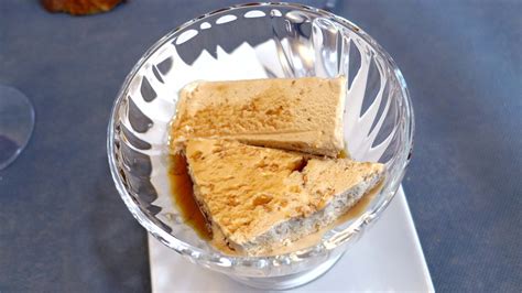 Copa helada de turrón y nata servida y decorada
