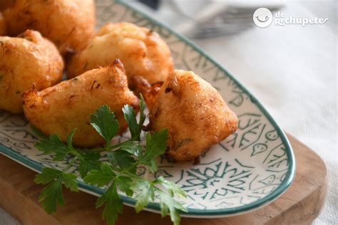 Buñuelos de patata y bacalao dorados