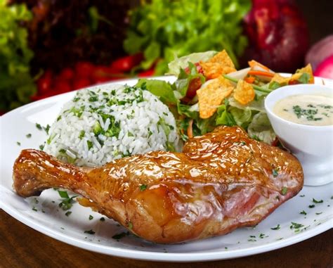 Plato de pollo a la barbacoa con guarniciones de ensalada y patatas