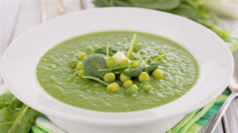 Gazpacho de guisantes en un bol con espárragos