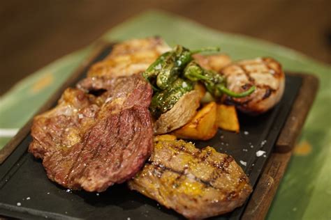 Plato de carne a la brasa y entrantes