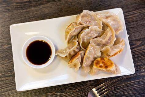 Empanadillas chinas recién hechas en un plato