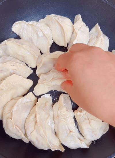 Empanadillas chinas cocinándose a la plancha