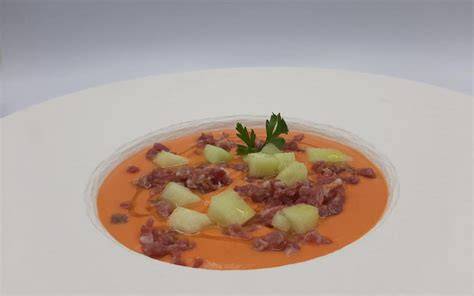 Plato de salmorejo de melón con jamón y melón