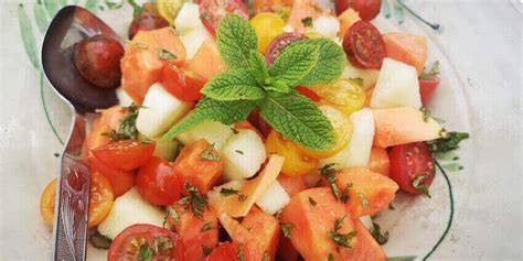 Ensalada fresca de verano con melón y mariscos