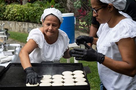Mujer elaborando arepas en un burén tradicional
