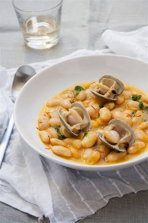 Ingredientes frescos para fabes con almejas