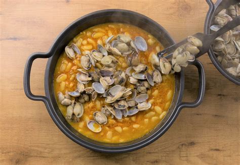 Cazuela de fabes con almejas y chorizo