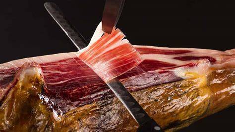 Corte de jamón ibérico con cuchillo