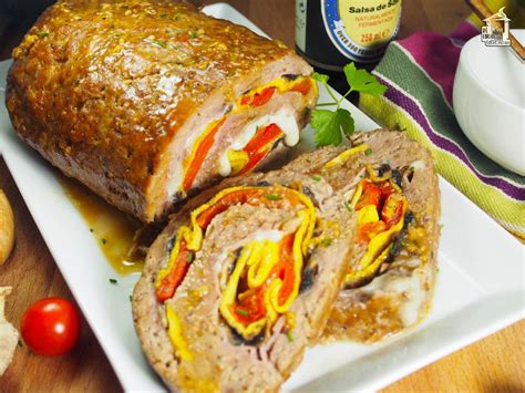 Relleno de carne picada de pollo con verduras en una sartén