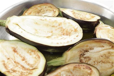 Mitades de berenjena horneándose