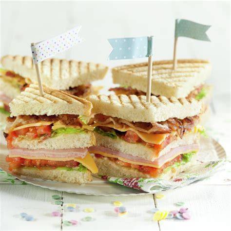 Sándwich club con jamón, queso y beicon