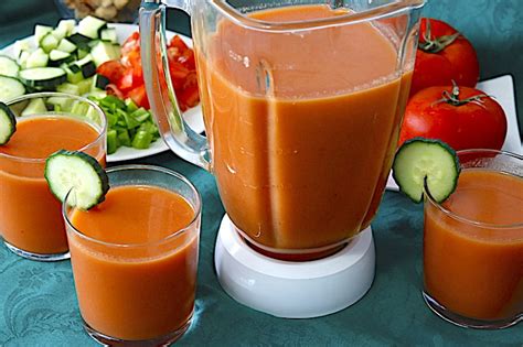 Proceso de preparación del gazpacho en una batidora