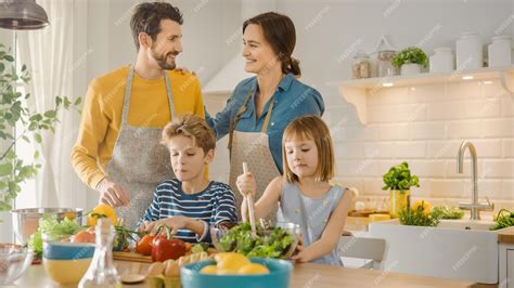Familia cocinando junta