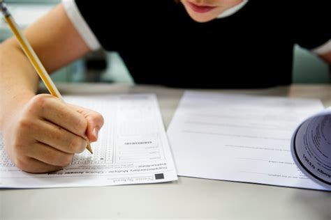 Persona haciendo un examen de práctica