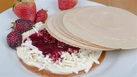 Oblea rellena de frutas frescas y cajeta