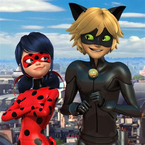 Ladybug y Chat Noir combatiendo el crimen en París