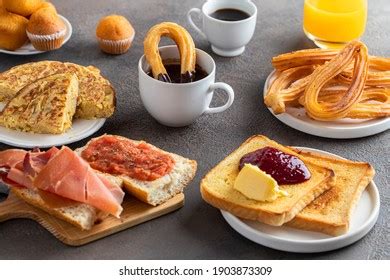 Desayuno típico español en Bernina 1930: tostadas, jamón y café