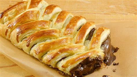 Trenza de hojaldre con chocolate antes de hornear