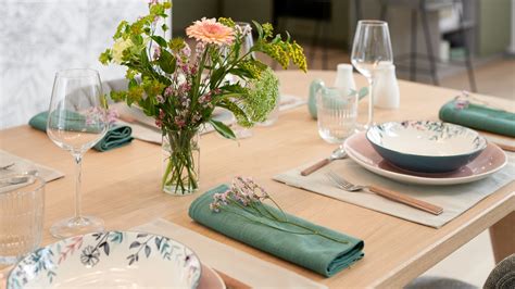 Detalle de la decoración floral y menaje de mesa de Eneldo Catering