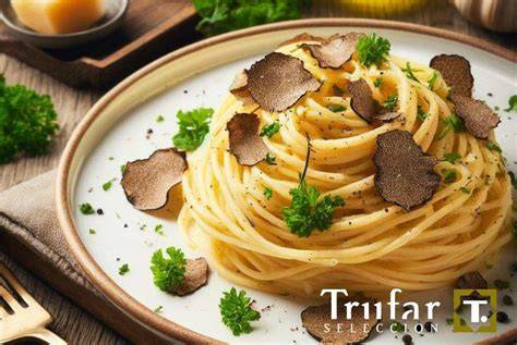 Plato de pasta con láminas de trufa negra