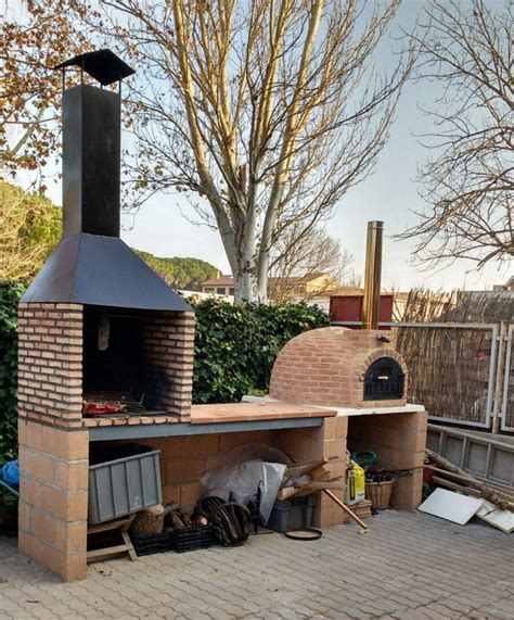 Barbacoa de obra con horno de barro y mesada de porcelánico
