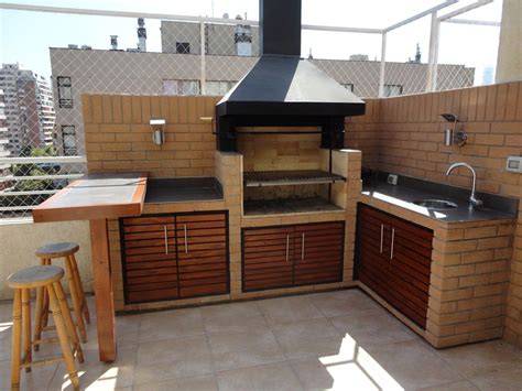 Barbacoa de obra rústica con fregadero y almacenamiento