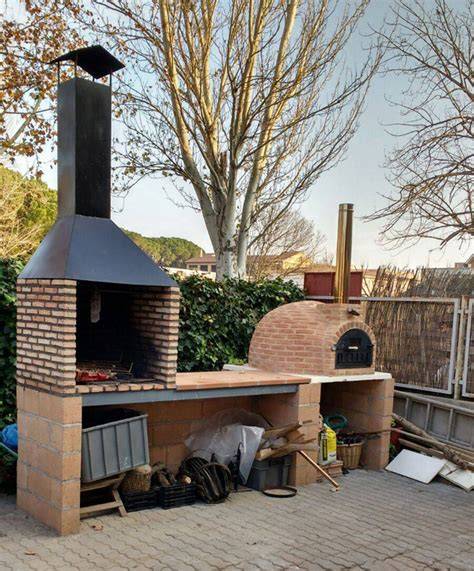 Barbacoa de obra con horno de barro y mesada