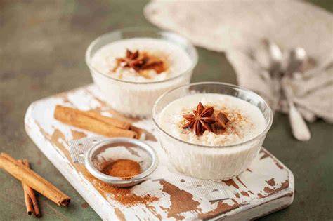 Ruz bil Laban decorado con frutos secos y coco rallado