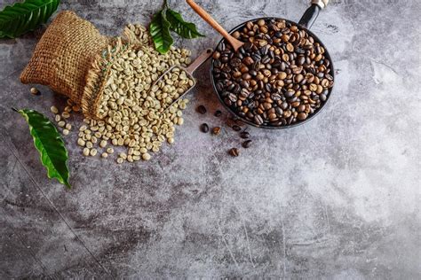 Granos de café verdes y granos de café tostados
