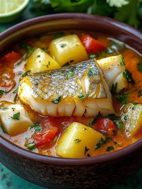 Caldo de pescado casero hirviendo en una olla