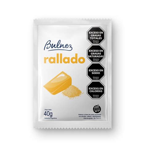 Queso rallado sobre chifles
