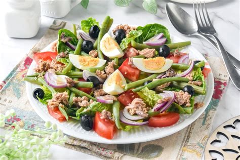 Ensalada Niçoise con ingredientes tradicionales