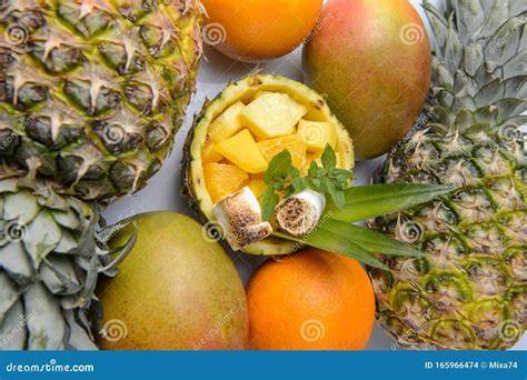 Frutas tropicales frescas, incluyendo mango