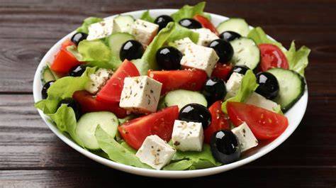 Ingredientes clave de la cocina mediterránea: queso feta, aceitunas negras, tomates cherry y aceite de oliva