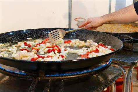 Paellera con paella en proceso