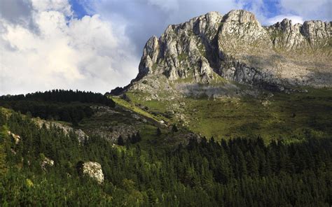 Paisaje del Parque Natural de Gorbeia con sus picos y valles