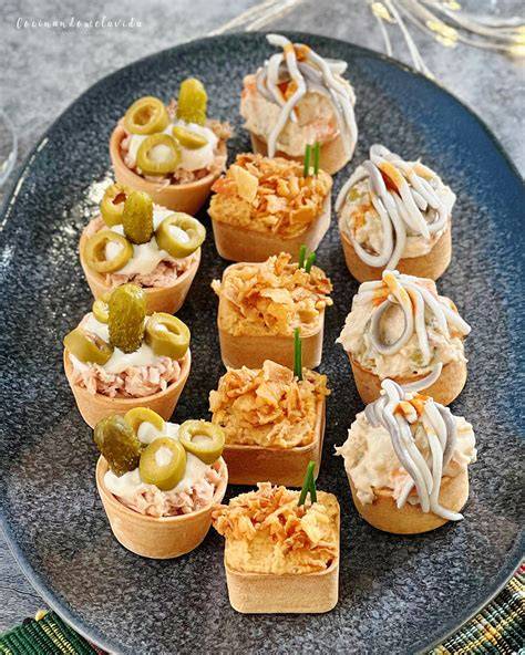Variedad de tartaletas saladas en una mesa