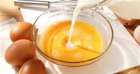 Mezcla de huevos y leche evaporada en un bol