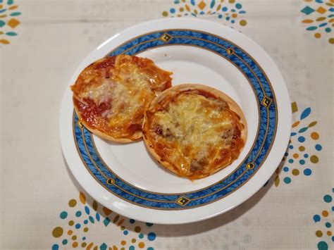 Mini pizzas elaboradas con obleas de empanadilla