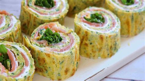 Rollitos de obleas con relleno de salmón y calabacín