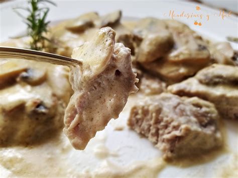 Ingredientes para agujetas de cerdo con nata y almendras