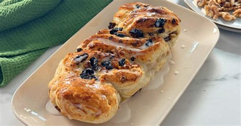Trenza de hojaldre con nueces, almendras y pasas
