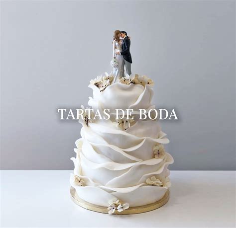 Ejemplos de tartas de boda personalizadas con detalles de decoración