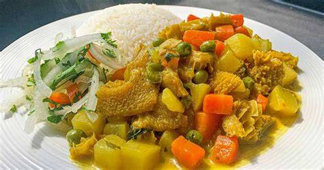 Plato de cau cau de mondongo listo para servir con arroz blanco